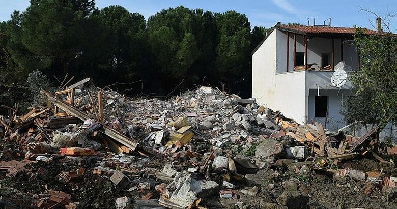 İzmir’de ormanlık alana inşa edilen evlerin yıkımı 4. gününde