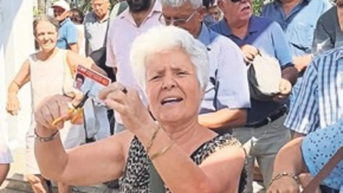 Üyelik kartlarını makasla kestiler