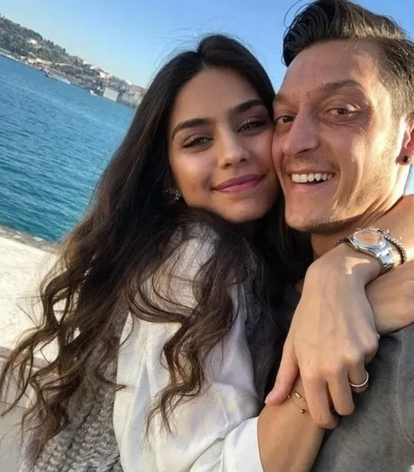 Çocukluk fotoğrafı ortaya çıktı! Görenler hayran kaldı: Güzelliği doğuştan! Tanıyabildiniz mi?