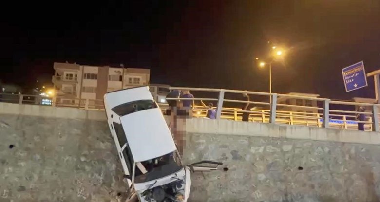 Aydın'da feci kaza! Uçurumda asılı kalan araçtan fırladı, vücuduna demir korkuluk saplandı