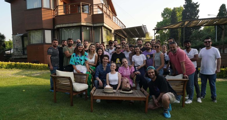 ’İçimizdeki Ateş’ setinde Gizem Arıkan’a sürpriz doğum günü!