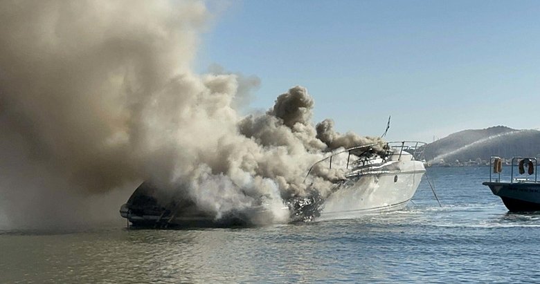 Marmaris’te marinada bağlı motoryat yandı