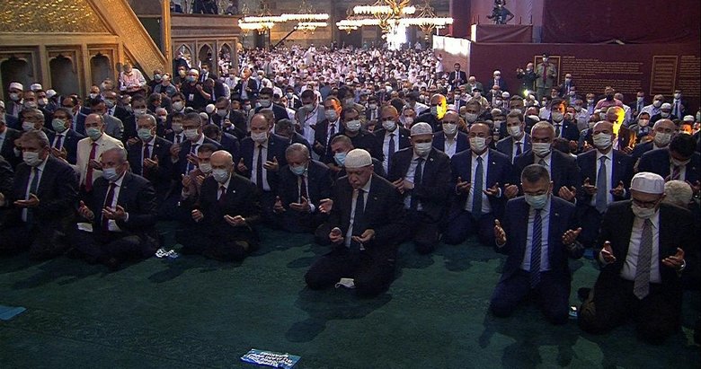 86 yıllık zincir kırıldı! Ayasofya Camii’nde ilk cuma namazı