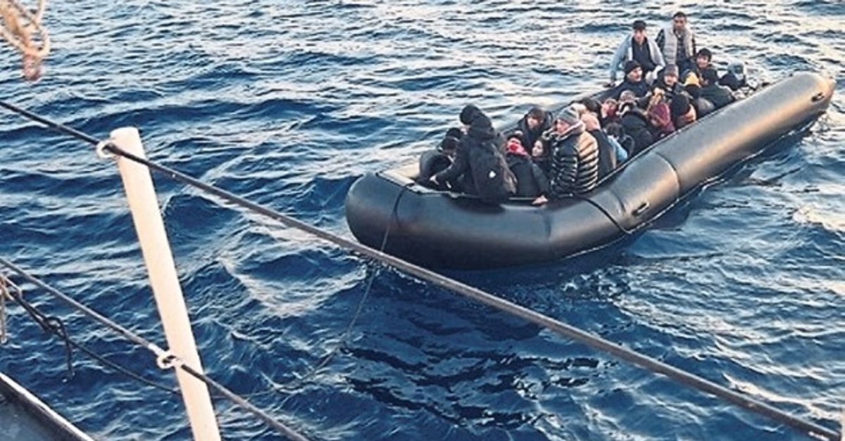 Çeşme açıklarında 90 düzensiz göçmen yakalandı