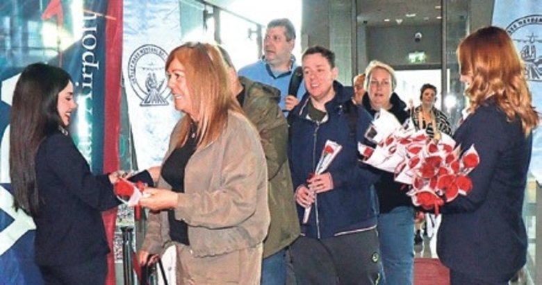 İngiltere kafilesi Muğla’da çiçeklerle karşılandı