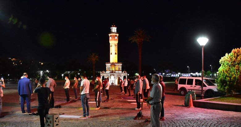İzmir’de Ayasofya için şükür namazı kılındı