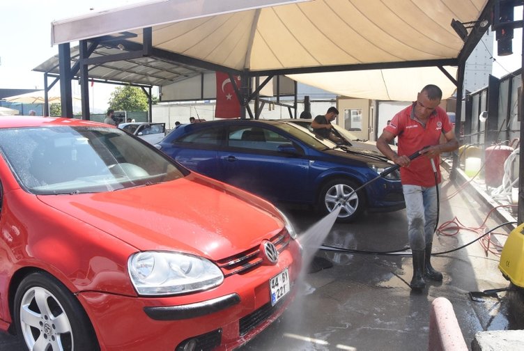 İzmir’e çamur yağdı! Yıkamacılarda kuyruklar oluştu