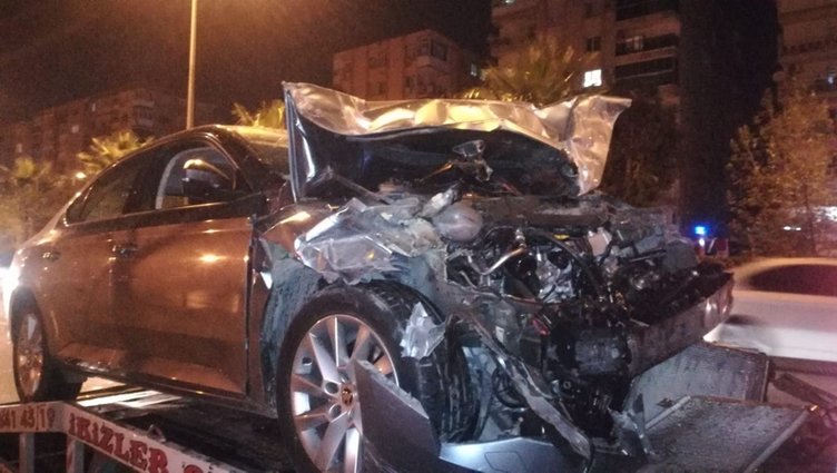 İzmir’de otomobil, park halindeki TIR’a çarptı: 4 yaralı