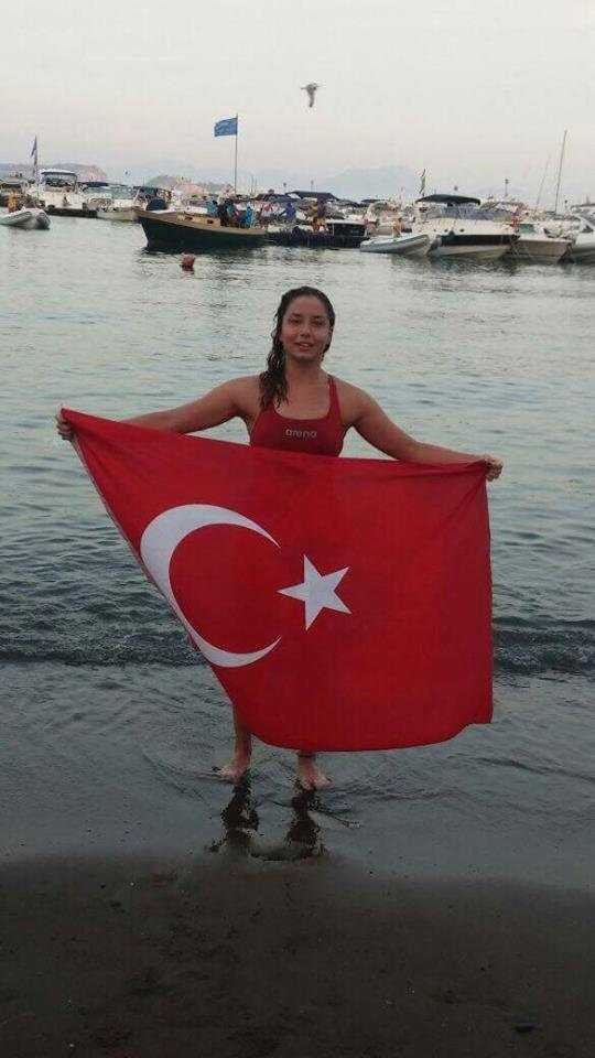 İzmir marşıyla yüzüyorum