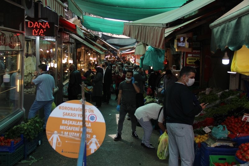 İzmir’de Anafartalar Caddesi ve Havra Sokağı kalabalıktan geçilmiyor