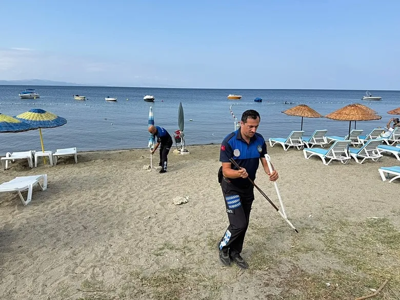 balikesirde-tatilcilerin-zincirli-yer-kapma-yontemi-pes-dedirtti-zabita-ekipleri-harekete-gecti-1786275908851.jpeg