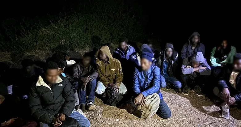 İzmir’de çifte operasyon! Göçmenler neye uğradığını şaşırdı: 73 kişi yakalandı
