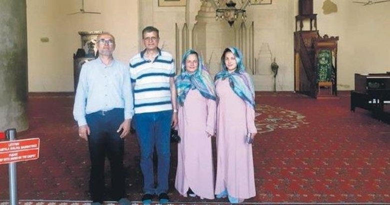 Şehit polisin imam babasından İzmir’de turistlere en anlamlı hediye