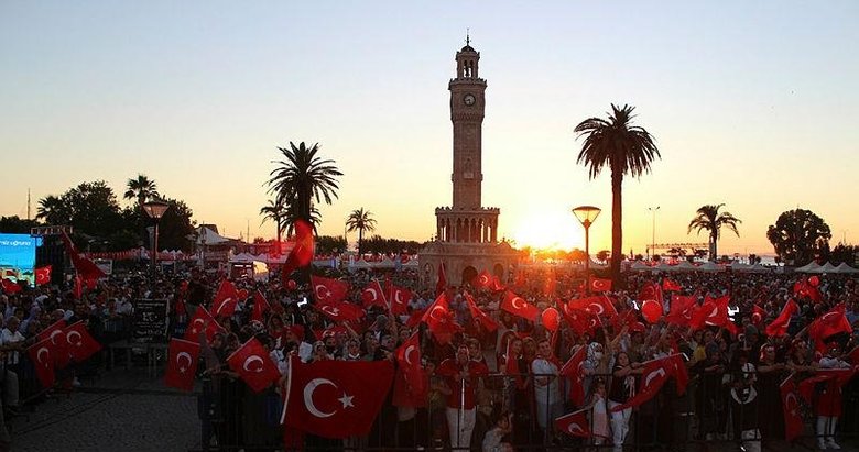 İzmir’de 15 Temmuz anması! Binlerce kişi Konak’ta toplandı