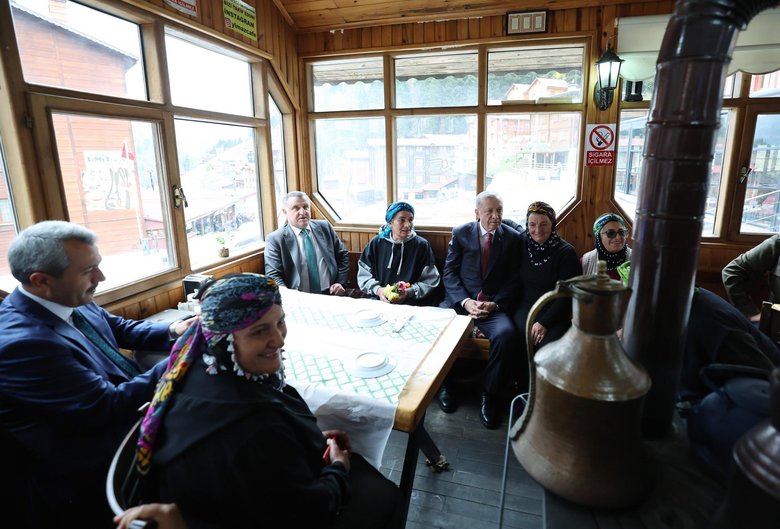 Başkan Erdoğan’a Ayder’de yoğun ilgi... İncelemelerde bulunduğu yayladan bu kareleri paylaştı