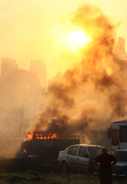 İzmir Bornova’da çıkan yangın, Yediemin Otoparkı’ndaki araçlara sıçradı
