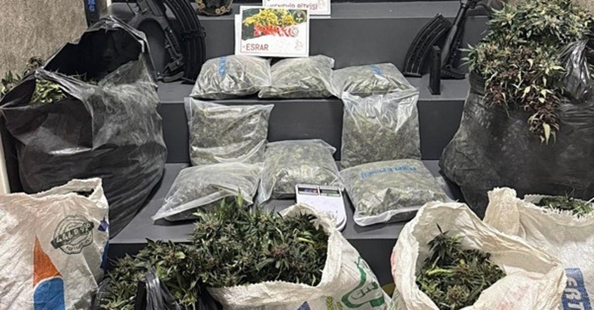 İzmir'de uyuşturucu operasyonu! Evi seraya çevirmişler!