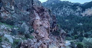 Fethiye’de yola kaya düştü!