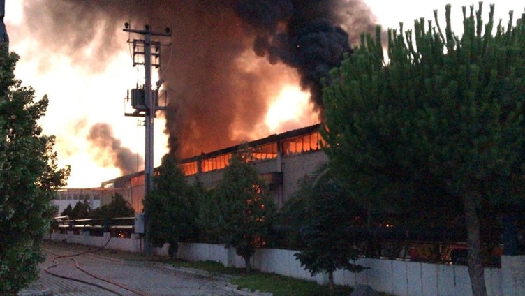 Manisa’daki bant fabrikasında yangın