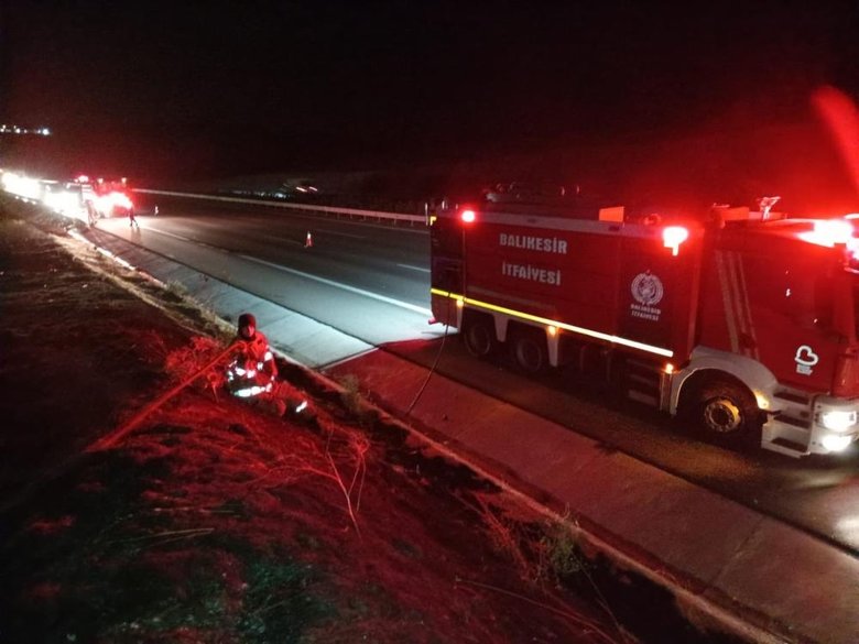 Balıkesir’ de otoyolda alevlere teslim olan tır ot yangına sebep oldu
