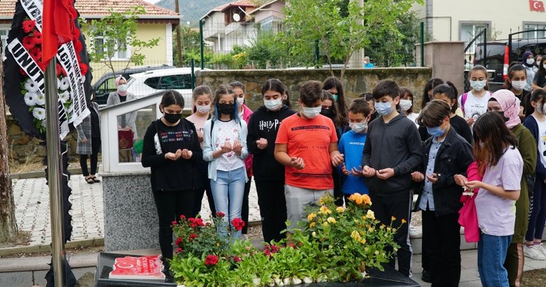 Şehit öğretmen Şenay Aybüke Yalçın, vefatının 4. yılında kabri başında anıldı