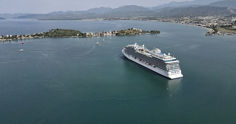 Allura isimli kruvaziyer Fethiye Körfezi’ne demirledi