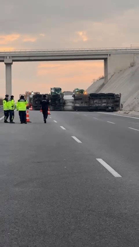 Tanker devrildi, Bursa- İzmir otobanı trafiğe kapandı