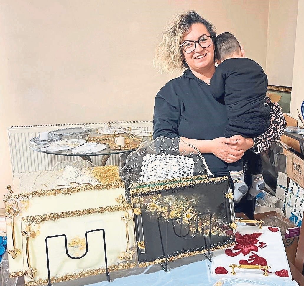 Oğlunun tedavi masrafları için evini atölyeye çevirdi