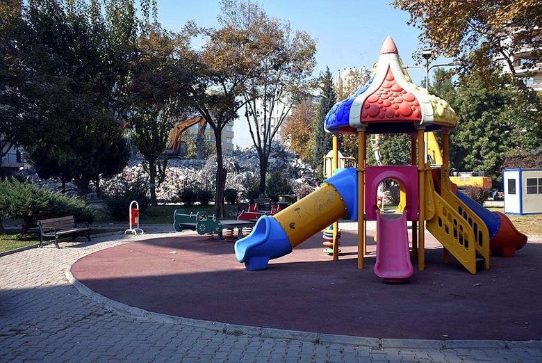 Depremin yıkıma neden olduğu bölgede sessizlik hakim