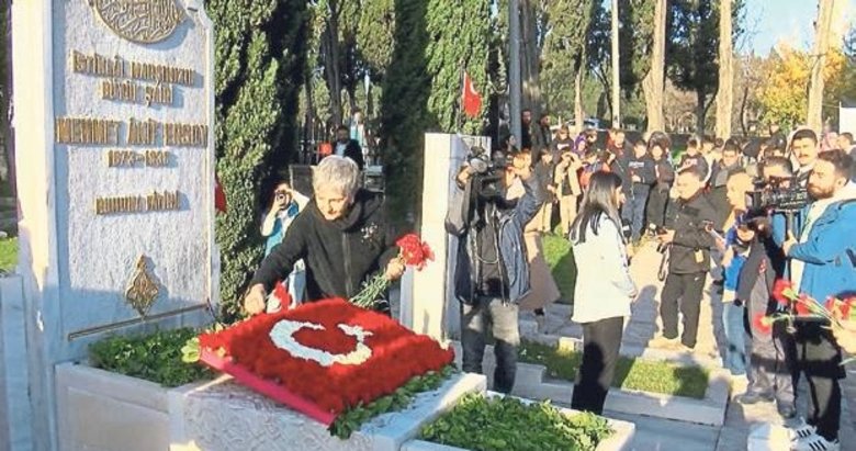 İstiklal Şairi Mehmet Akif Ersoy mezarı başında anıldı