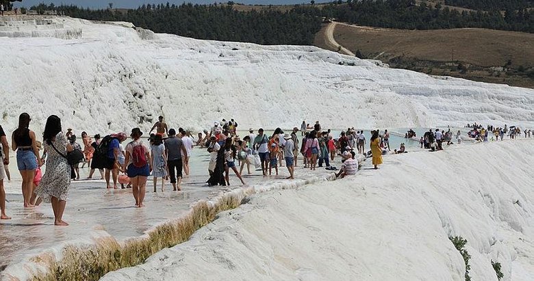 Travertenleriyle ünlü Pamukkale’ye ziyaretçi akını: 1 milyon 149 bini aşkın kişi gezdi