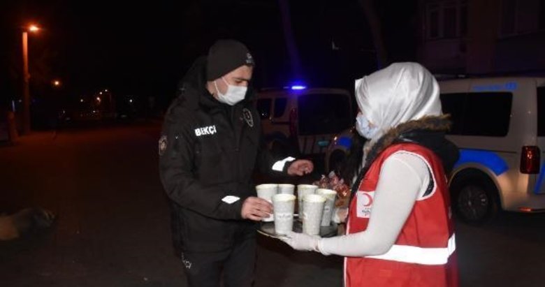 Kızılay’dan kısıtlamada görev yapan polis ve bekçilere çorba ikramı