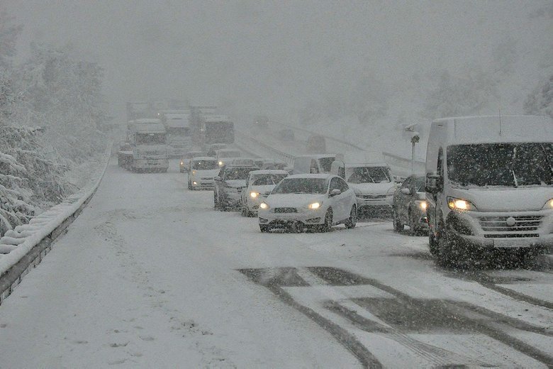 İzmir ve Manisa’nın yüksek kesimlerinde kar yağışı etkili oldu