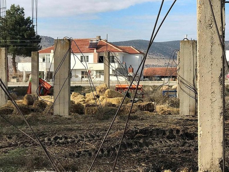 Çılgın aşık, kız arkadaşının babasına ait samanlığı ateşe verdi