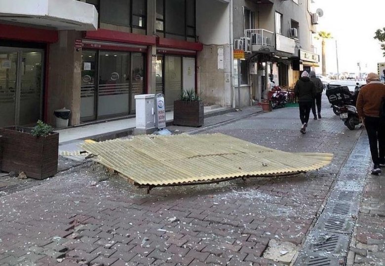 İzmir’deki fırtına dehşeti: Sitenin kamelyası havaya uçtu
