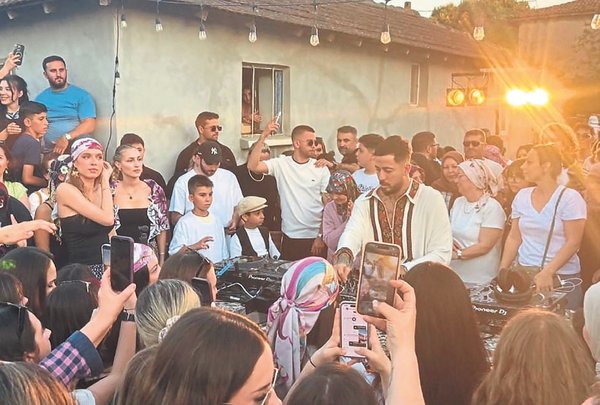ata-topraginda-bayram-konseri-dj-mahmut-orhan-koyunde-konser-verdi-1780597082345.jpeg