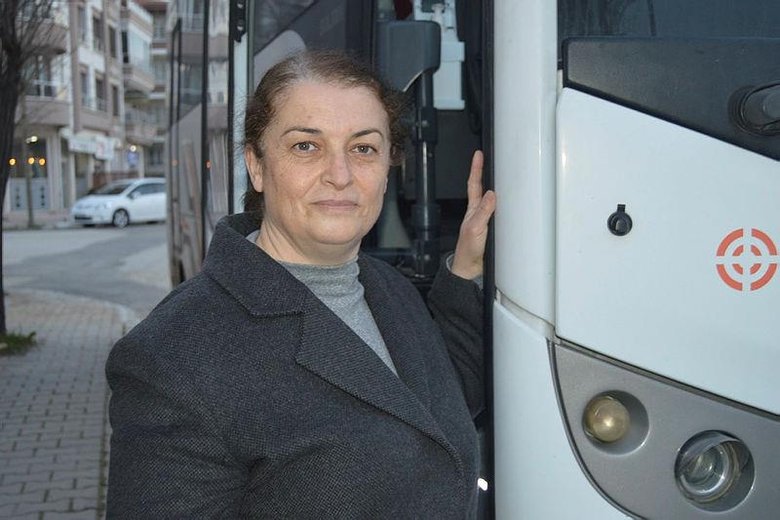 17 yıldır servis şoförlüğü yapan kadın mesleğindeki başarısıyla örnek oluyor