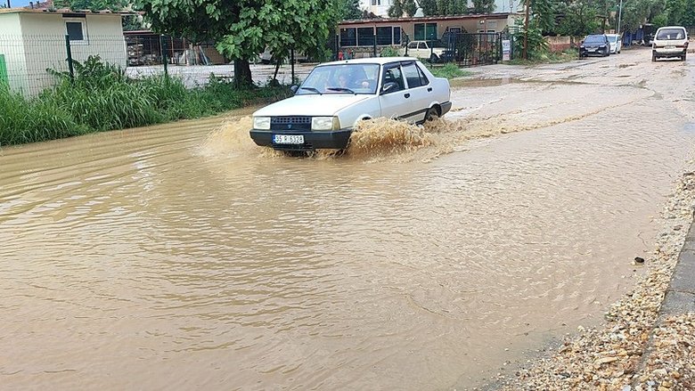 saganak-yagis-izmiri-vurdu-cadde-ve-sokaklar-gole-dondu-1780033140793.jpeg