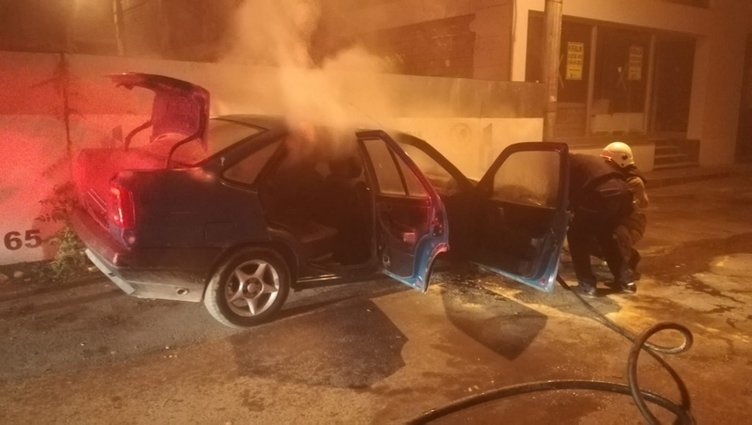 İzmir’de park halindeki otomobilde yangın! Yanarken öyle bir şey yaptı ki...