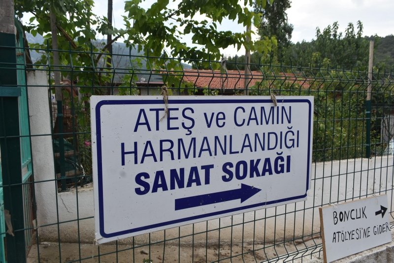 İzmir Kemalpaşa’da ateşin camla buluştuğu Nazarköy’e yazın ilgi arttı