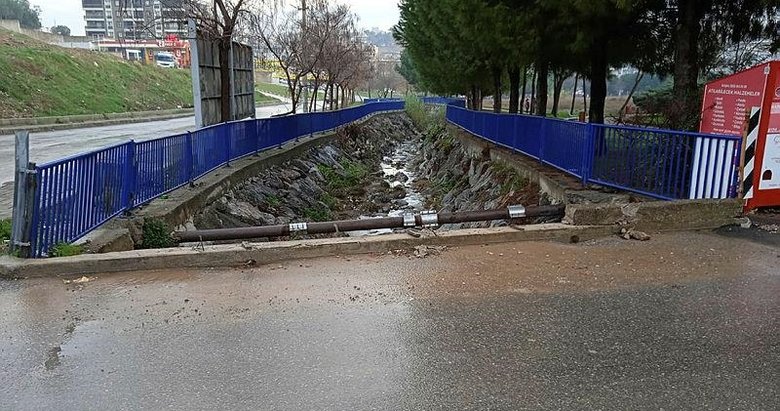 İzmir’de köprünün demir korkulukları çalındı