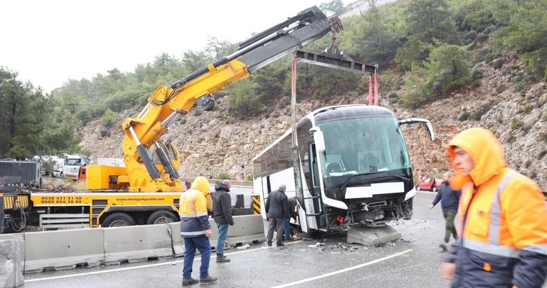 Muğla’da kaza yapan otobüs trafiği felç etti