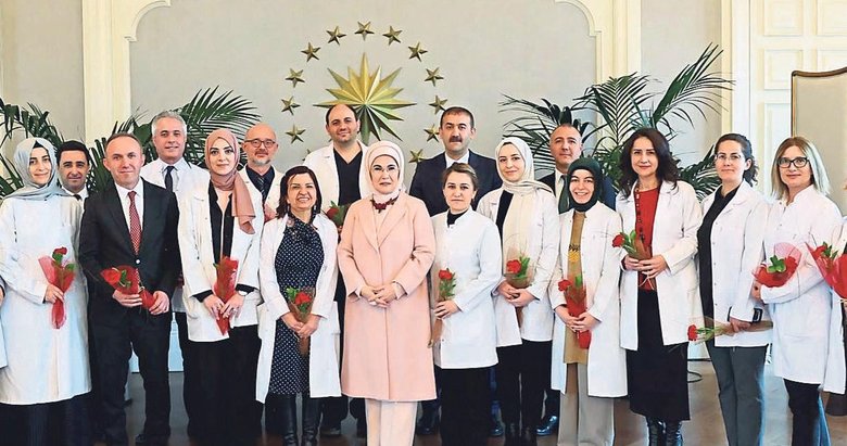 Emine Erdoğan sağlıkçılarla bir araya geldi