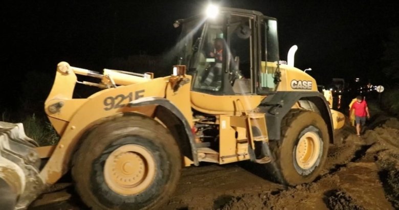 Şiddetli yağmur heyelana neden oldu, yol kapandı