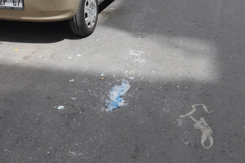 Eline ne geçirdiyse pencereden attı, mahalleli canını zor kurtardı