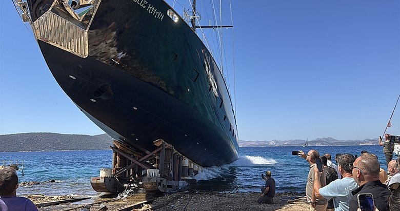 Bodrum’da 7 yılda tamamlanan 50 metrelik yelkenli denize indirildi
