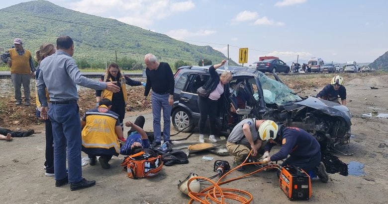 İzmir’de iki otomobil kafa kafaya çarpıştı: 6 yaralı