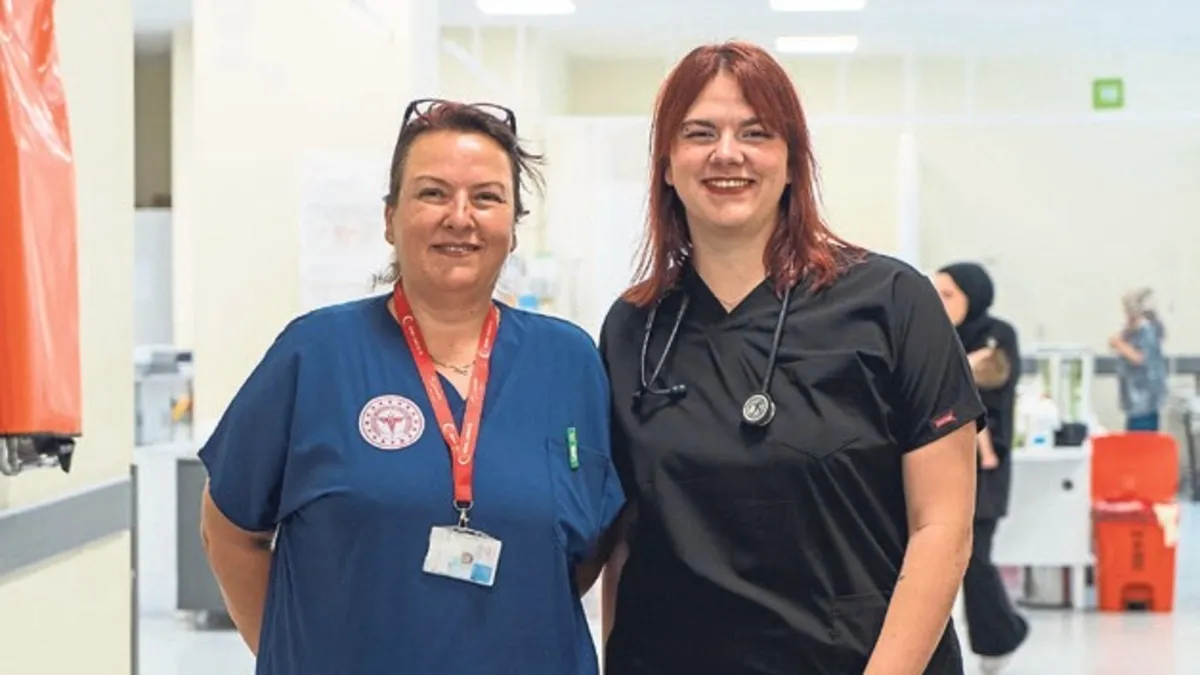Doktor Zeynep annesi ile birlikte şifa dağıtıyor
