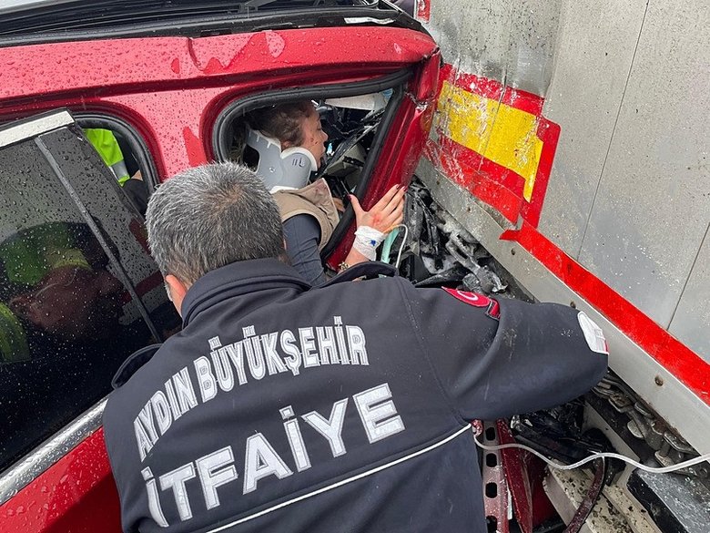 aydin-izmir-otoyolunda-korkunc-kaza-luks-arac-hurdaya-dondu-1770735738572.jpeg