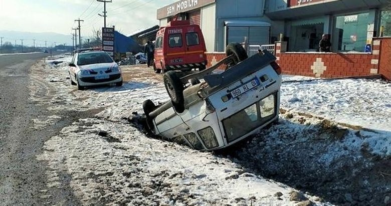 Buzlanan yolda kayan araç takla attı